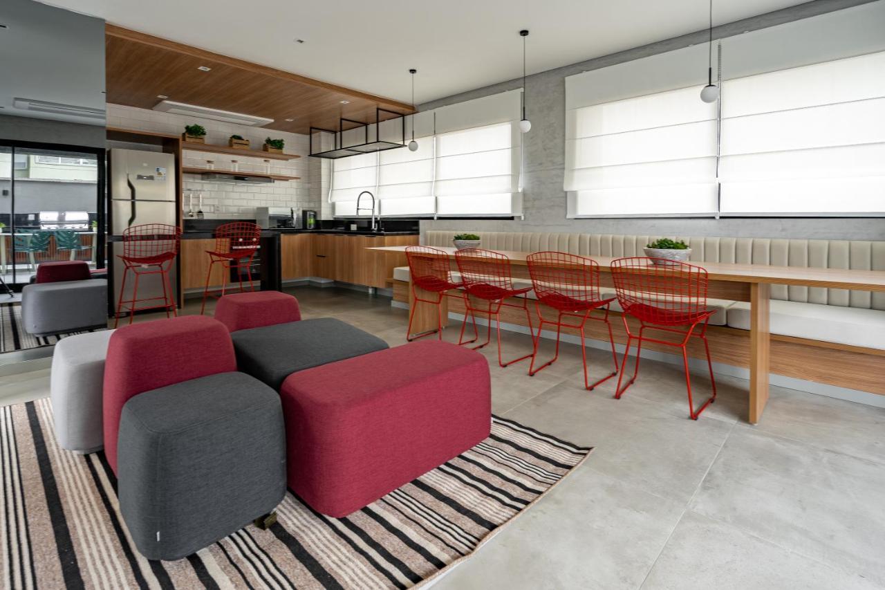 Casai Moema Studio lindo c/ piscina e academia São Paulo