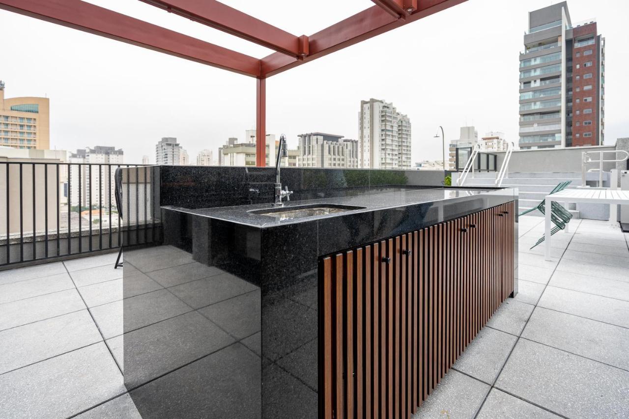 Casai Moema Studio lindo c/ piscina e academia São Paulo